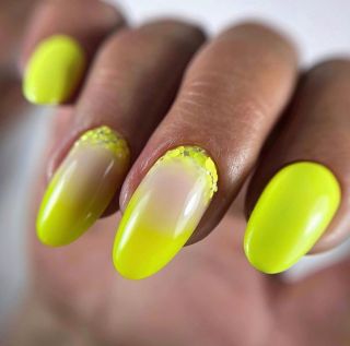 Neonové farby rozhodne patria k letu 🤩🌞🏝️ viete si vybrať tú pravú farbu u nás na: www.gelovenechty.sk #nails #summer...